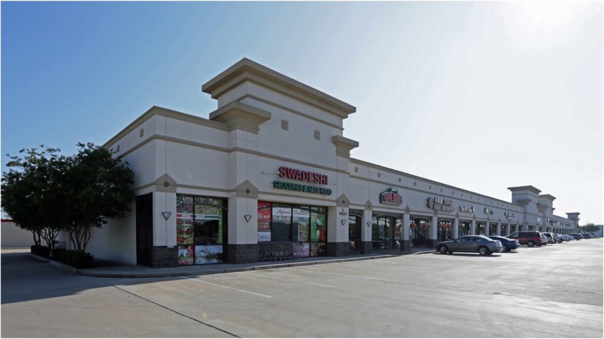 Multi-tenant retail center with grocery and restaurant tenants
